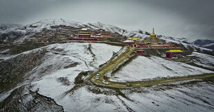 雪山环绕的藏式建筑景观