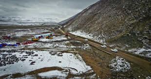 雪山下的多彩营地景观