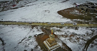 雪覆桥梁及周边景观