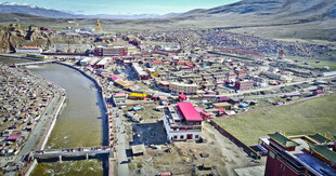 俯瞰多彩的高原小镇