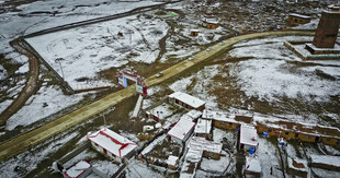 冬日雪覆城镇俯瞰景象