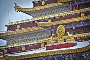 中式古建筑屋檐精美装饰