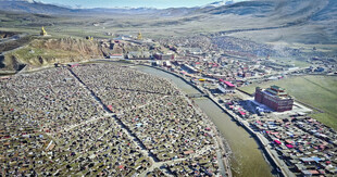 俯瞰大型露营场地景观