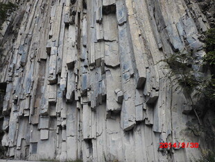 壮观柱状岩石景观
