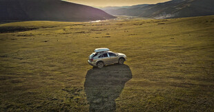 旷野孤车 落日余晖之景