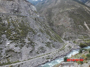 山间河谷壮丽自然景观