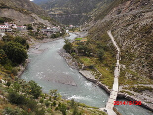 山间吊桥横跨碧绿河流