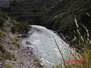山间蜿蜒流淌的清澈河流