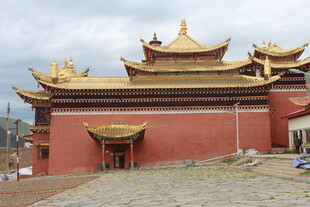 藏式金顶红墙寺庙建筑