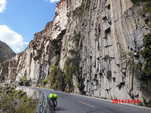 骑行者穿行于险峻山间公路