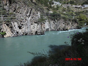 山间碧绿河流壮丽景色