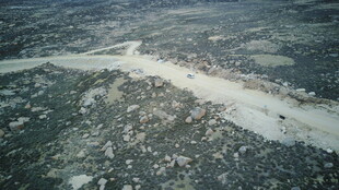 高空俯瞰雪地中的道路