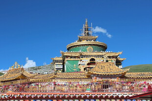 藏式华丽寺庙建筑景观