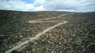 荒野中的蜿蜒小路