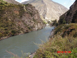 山间河流自然风光图