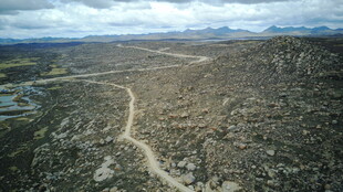 蜿蜒小路穿行于广袤荒原