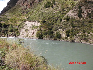 山间碧河自然风光