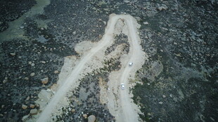 海浪拍打沙滩的白色浪花