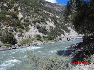 山间湍急河流景观