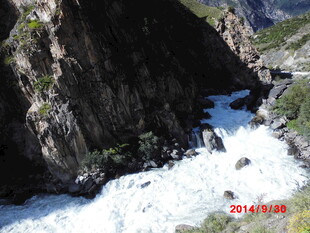 山间湍急溪流穿峡谷