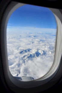 机窗视角下的壮丽雪山景