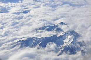 云端之上的壮丽雪山