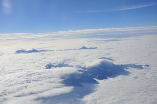 高空俯瞰云海壮丽景观