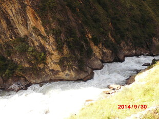 山间湍急河流景观