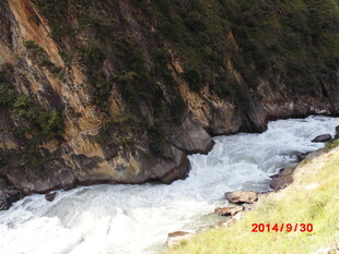 湍急河流穿峡谷