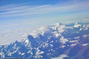 高空俯瞰壮丽雪山景观
