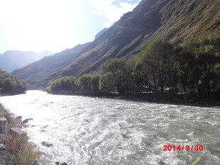 山间湍急河流风景