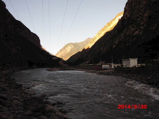 山谷河流边的静谧景象