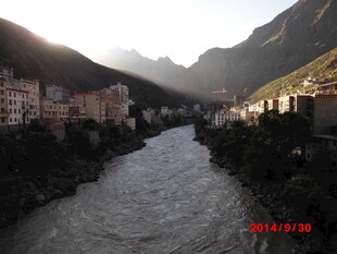 山谷间河流旁的城镇风光