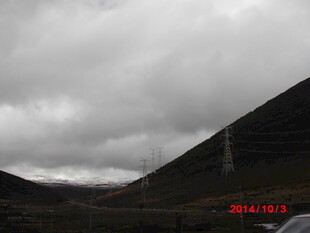 阴云下的山峦景色