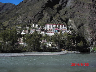 河畔山间的美丽建筑