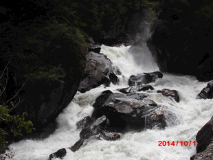山间湍急溪流与岩石景观