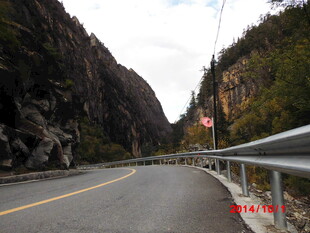 蜿蜒山间公路景观