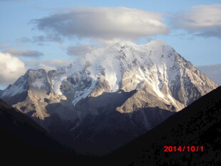 巍峨雪山壮丽景观