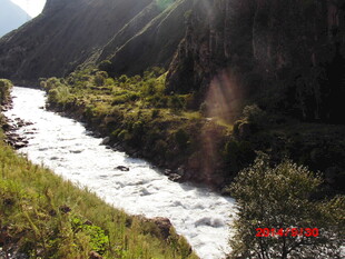 山间湍急溪流 绿意环绕