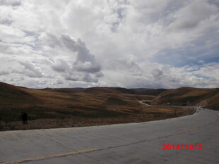 公路边的壮阔山野景观