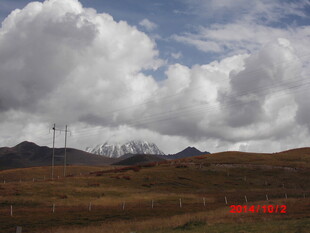 草原上空的壮丽云层景观