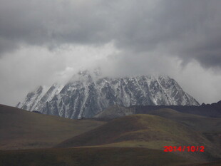 雪山云雾下的壮丽风光