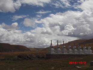 草原上的白塔景观