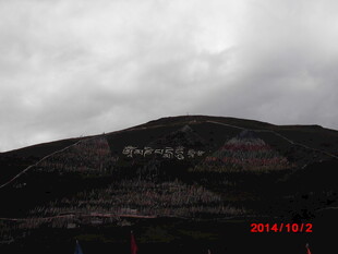 阴天中的山峦景色