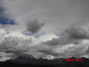 乌云笼罩下的山峦