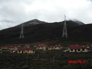 山间村落与高耸电塔