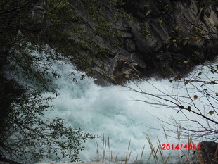 山间湍急溪流瀑布景观