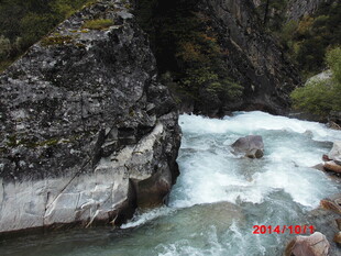 山间湍急溪流穿岩石