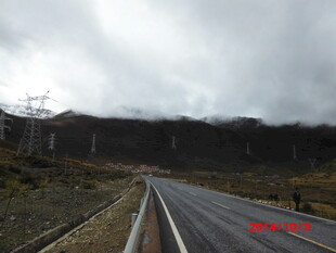 公路伸向阴云密布的远方