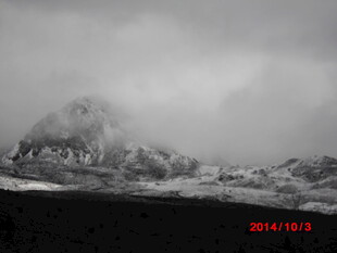 云雾缭绕下的雪山景观